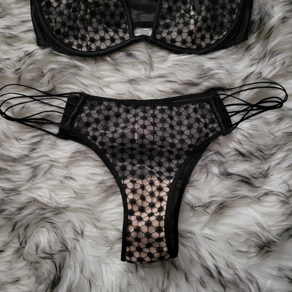 Victoria's Secret black mesh set 32C/Small - Picture 2 of 9